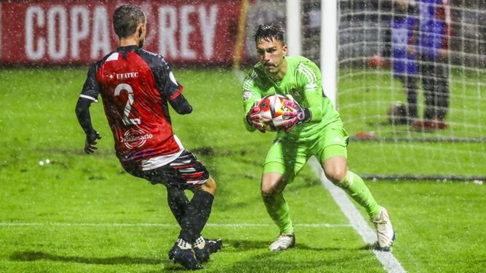 Adri López atrapa un balón en el partido contra el Arosa.