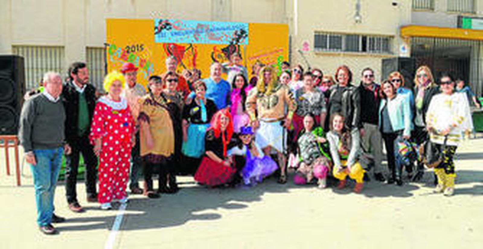 Imagen de los vecinos con el alcalde en la barriada de Pescadores.