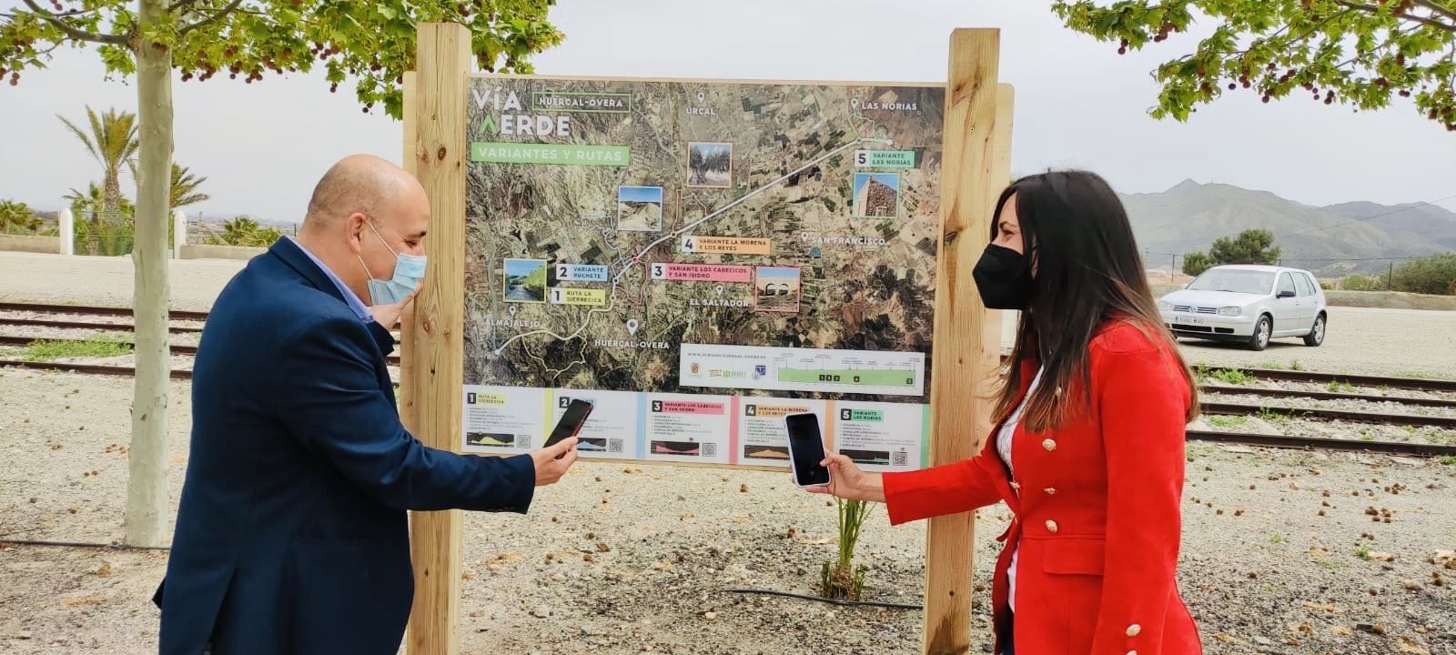 El alcalde, Domingo Fernández, junto a una señalética con estas rutas.