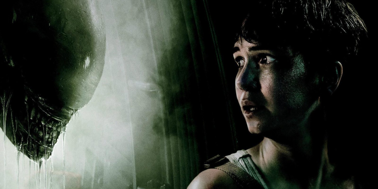 Katherine Wasterton, con el bicho, en una imagen promocional de 'Alien: Covenant'. Abajo, uno de los primeros bocetos de H. R. Giger para 'El octavo pasajero'.