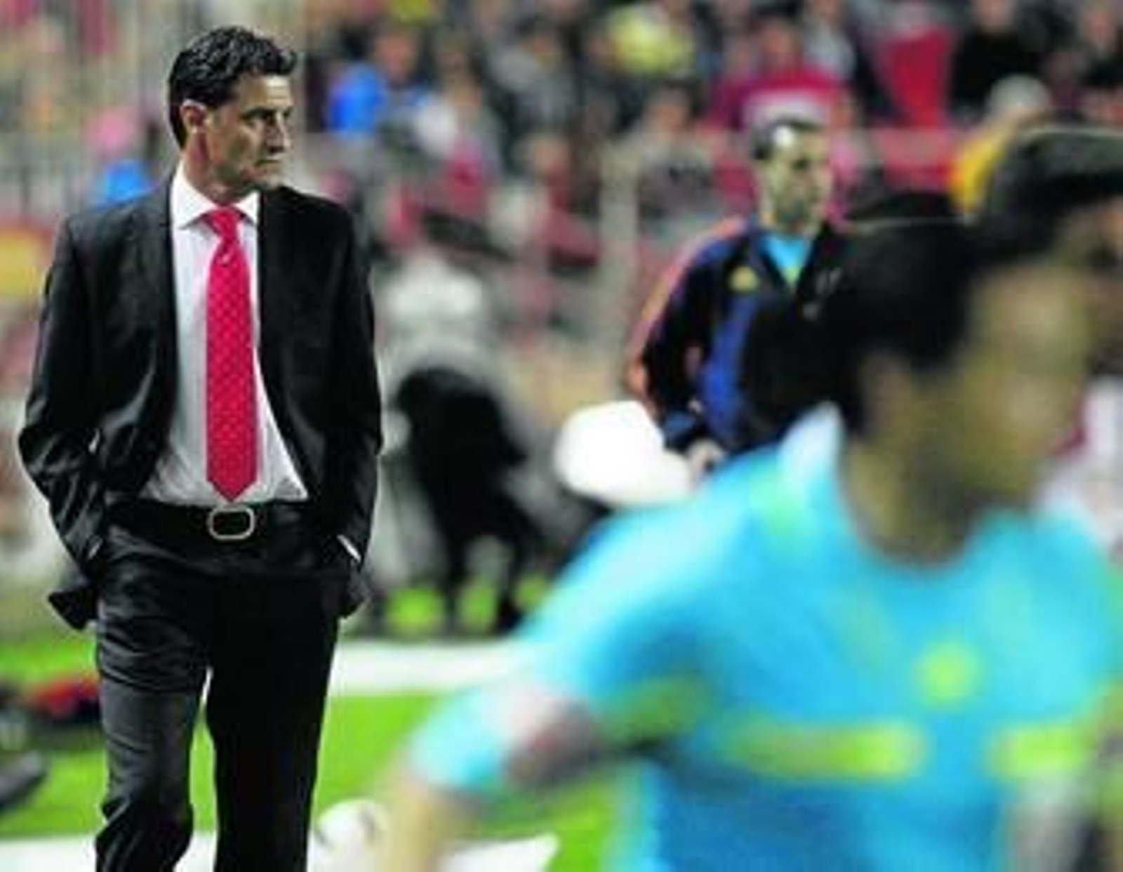 Míchel sigue atento desde la banda el desarrollo del partido.