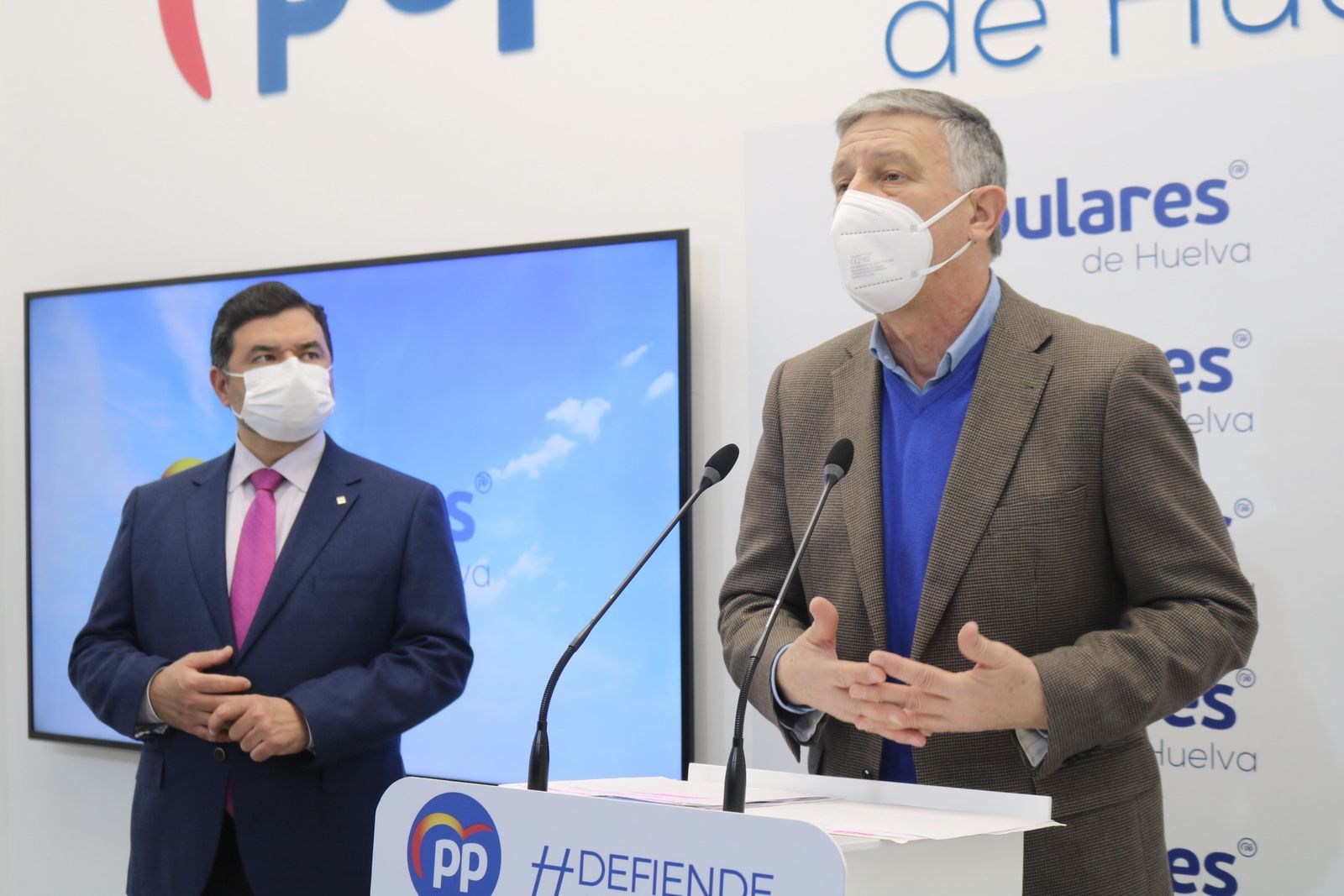 Carmelo Romero durante la rueda de prensa, junto al senador, José Enrique Sánchez