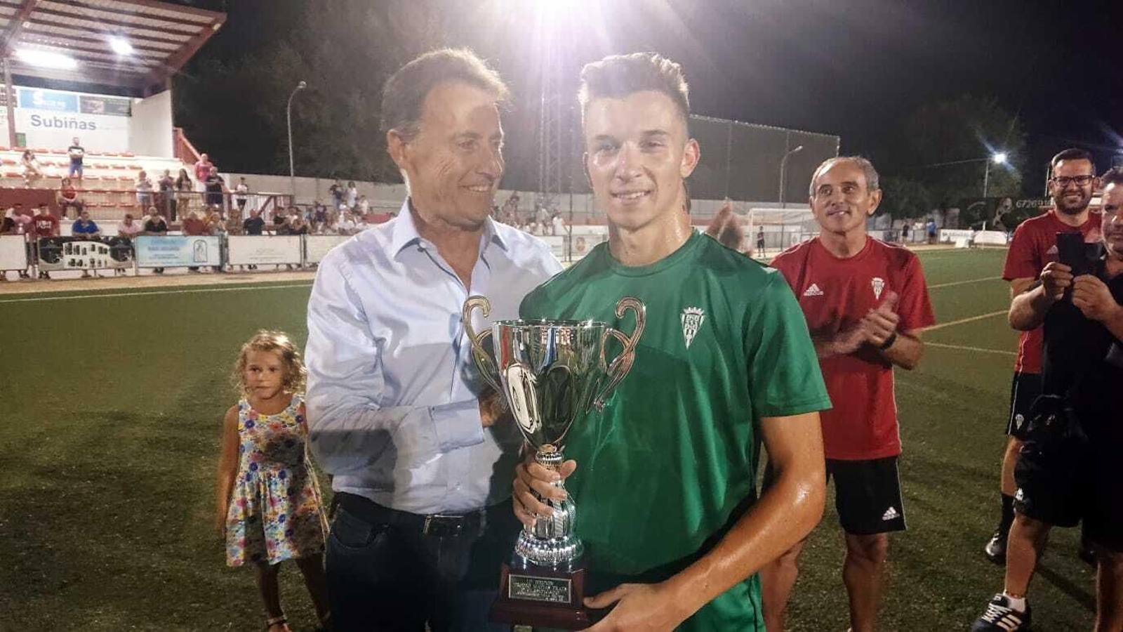 El capitán del Córdoba juvenil recoge el Trofeo Matías Prats disputado recientemente en Villa del Río.