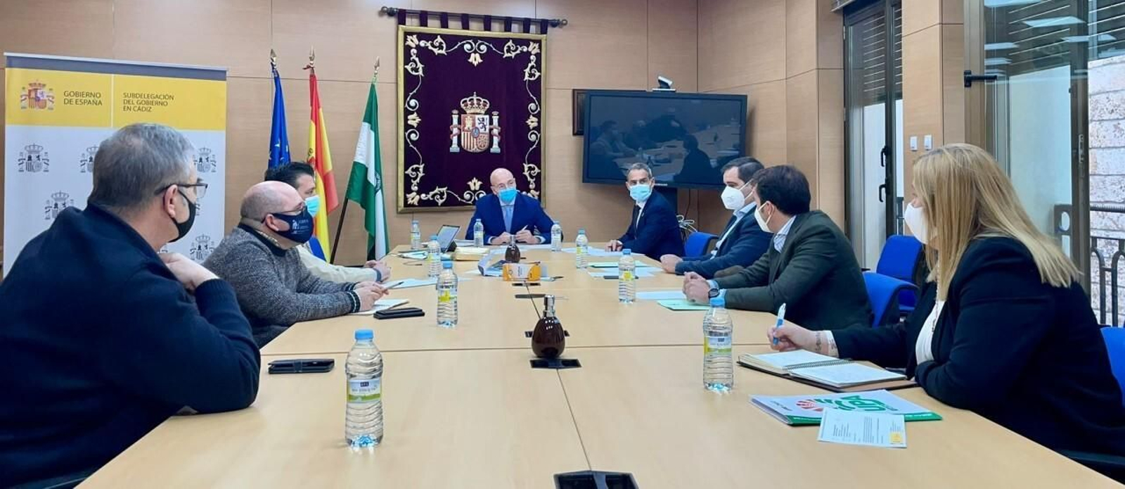 Responsables del Gobierno y del sector agrario durante la tensa reunión celebrada este martes en la Subdelegación del Gobierno en Cádiz.