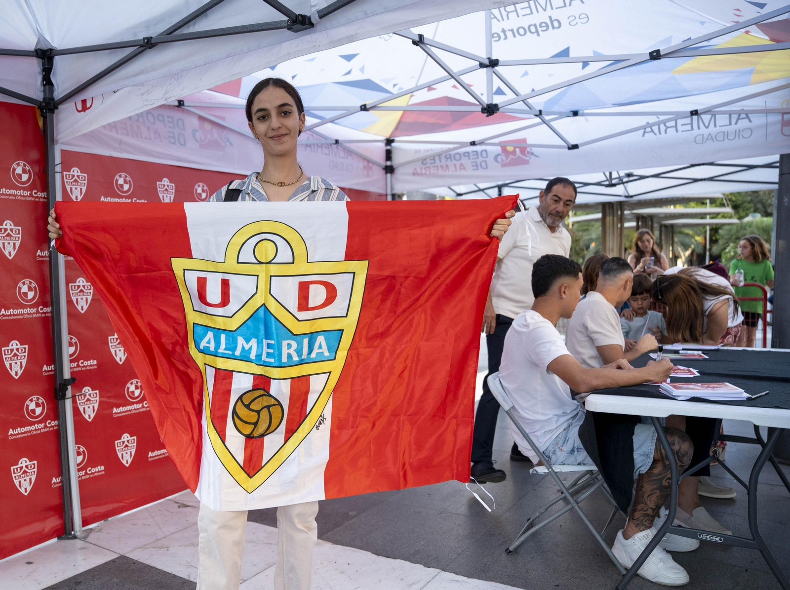 Los jugadores de la UDA Thalys y Andrés firman autógrafos
