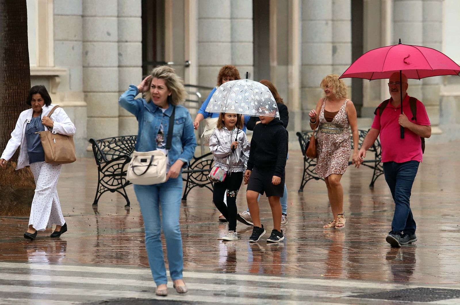 Lluvia y viento en la capital onubense.