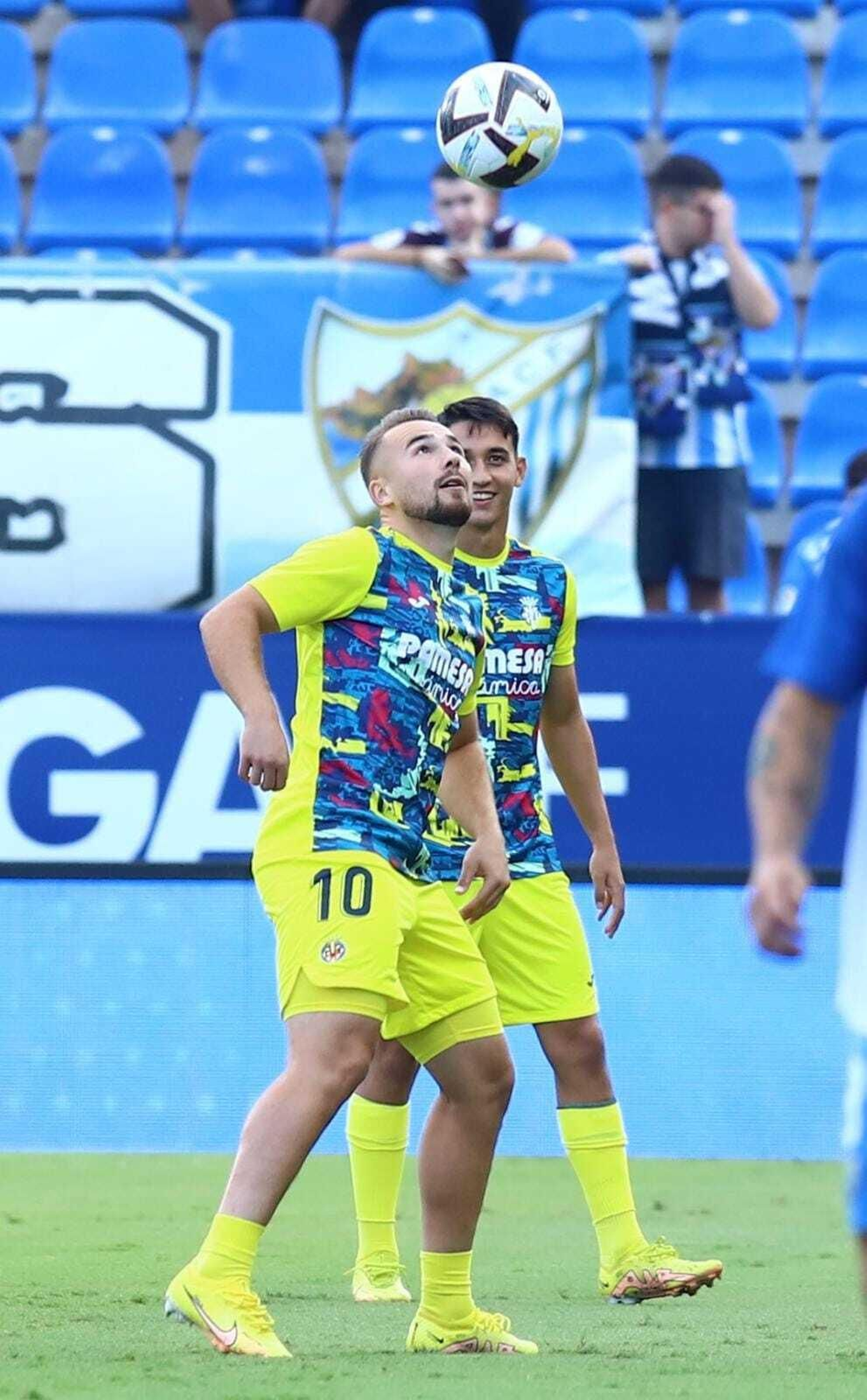 Ontiveros jugando con el esférico en La Rosaleda durante su última visita. Ontiveros jugando con el esférico en La Rosaleda durante su última visita.