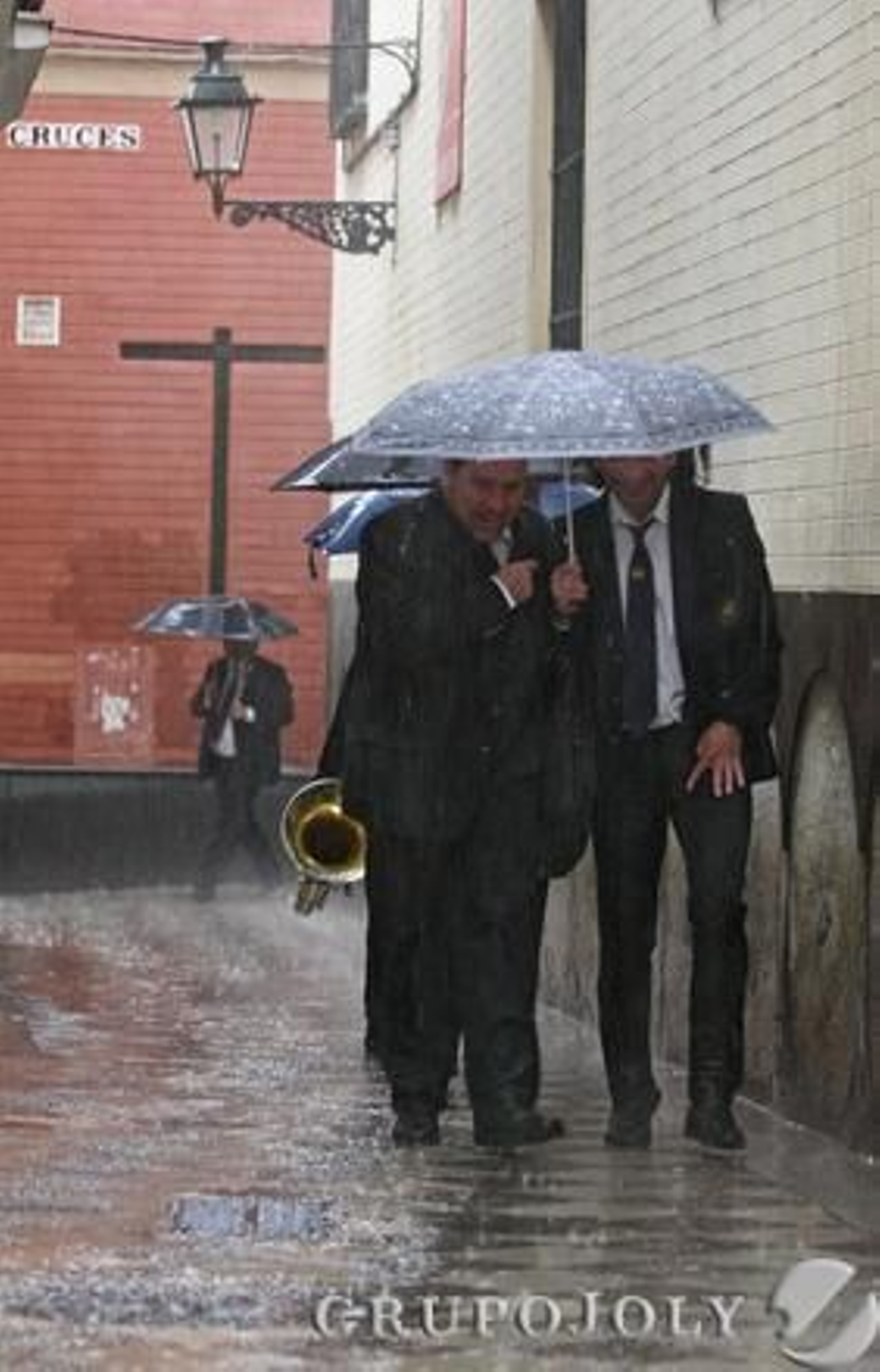 La lluvia cayó con fuerza a la hora de salida de la Hermandad de Santa Cruz que obligó a los hermanos a llegar a la Parroquia con paraguas.

Foto: B.Vargas