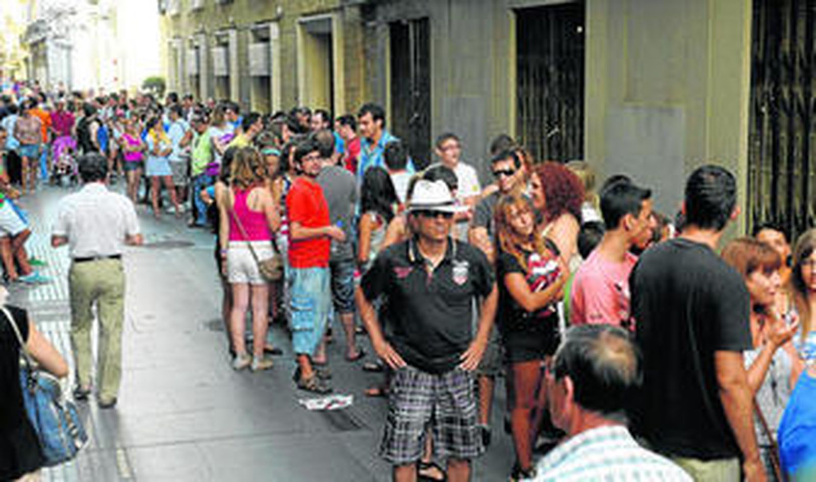La expectación antes de la inauguración reunió a cientos de personas.