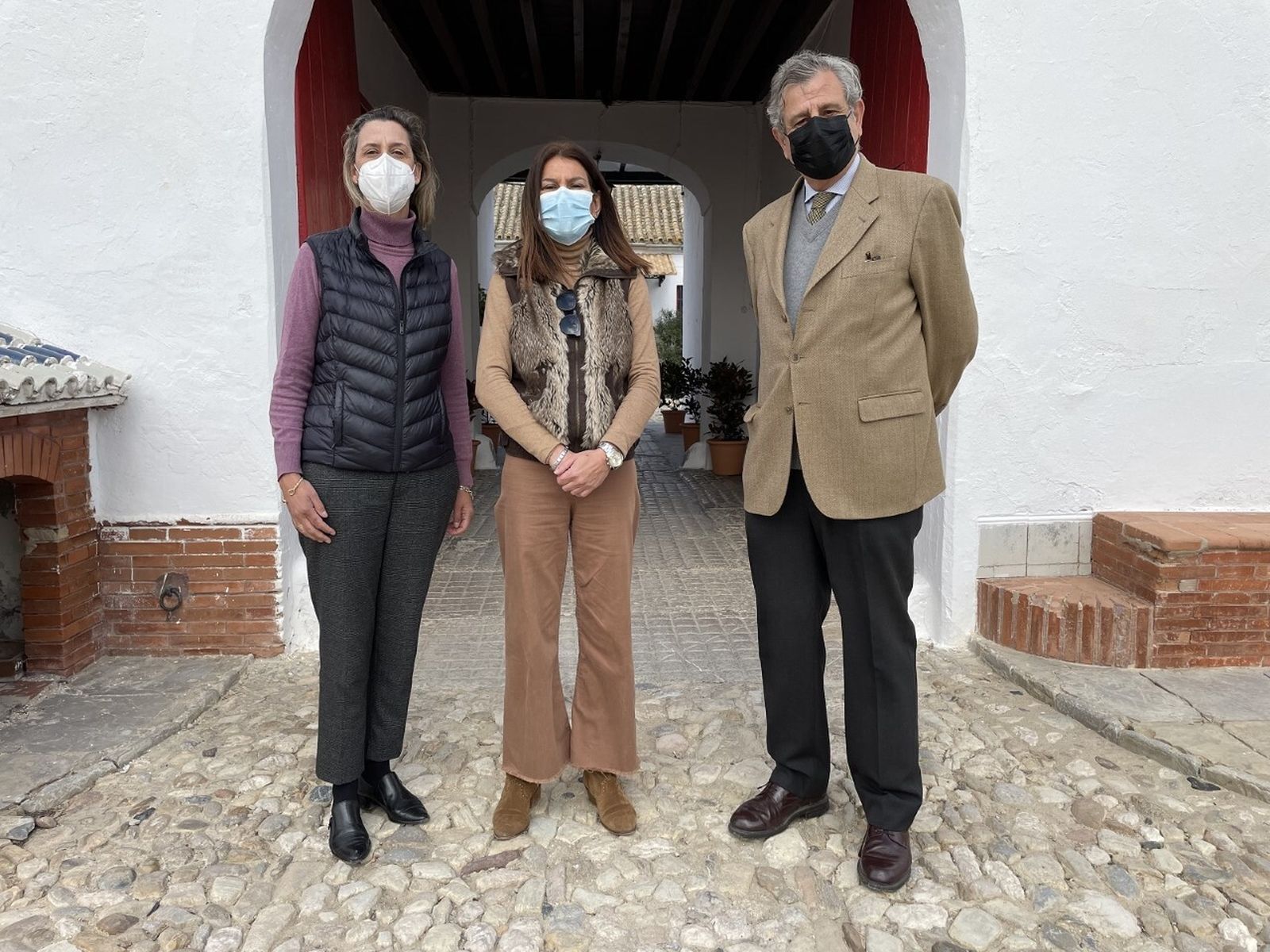 La delegada junto a los responsables del establecimiento.