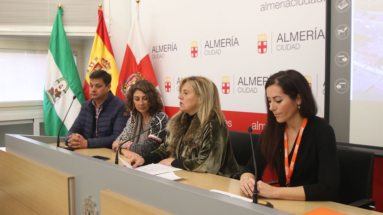 La concejala Pilar Ortega, en el centro