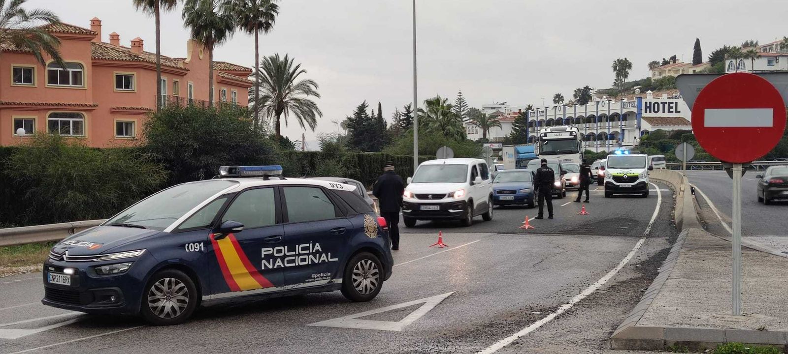 Control de la Policía este miércoles en Estepona.