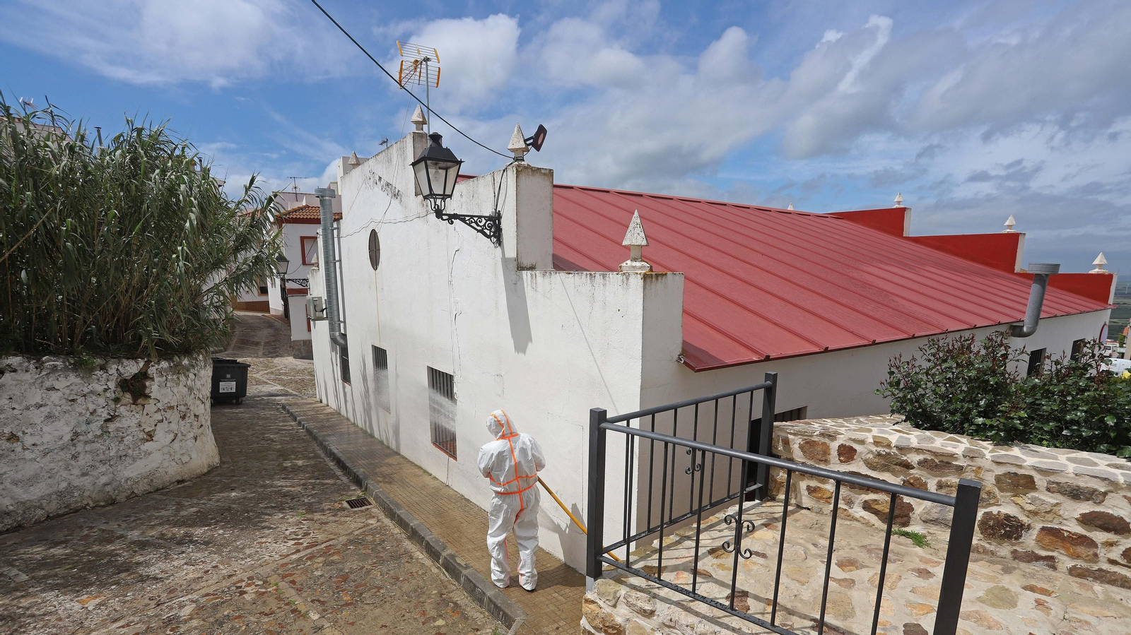 Tareas de desinfección del Infoca en Facinas