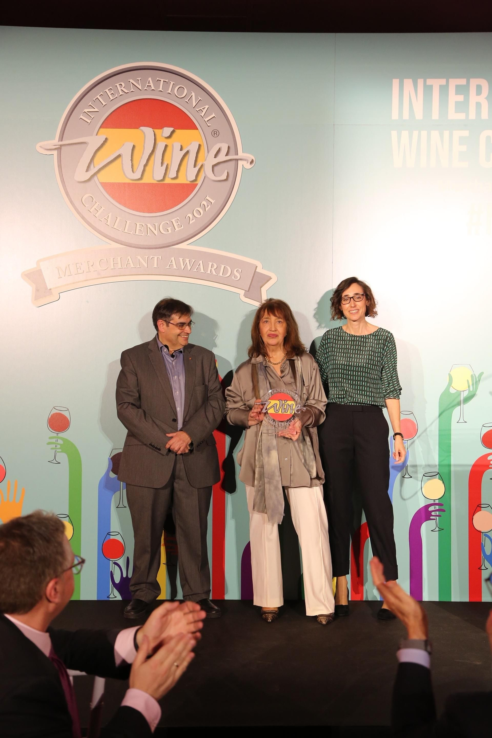 Ana Gómez con su galardón a la Mejor Publicación.