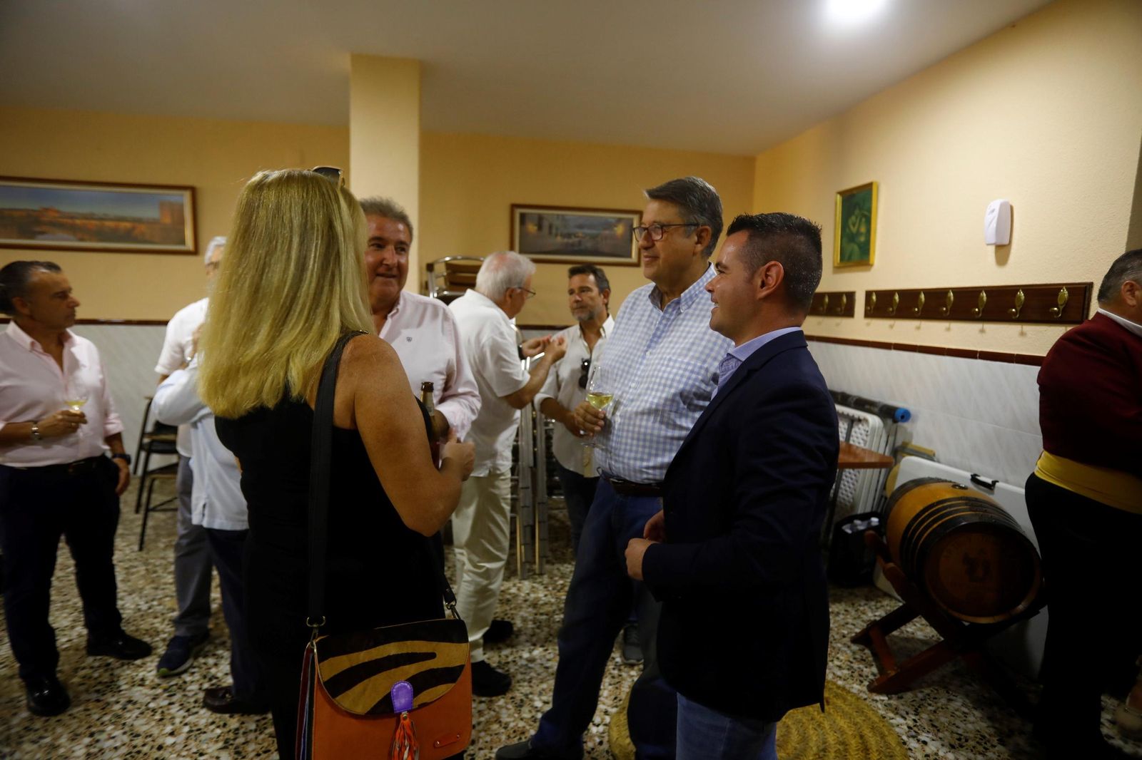 El perol de exconcejales de Córdoba contra la crispación política, en imágenes