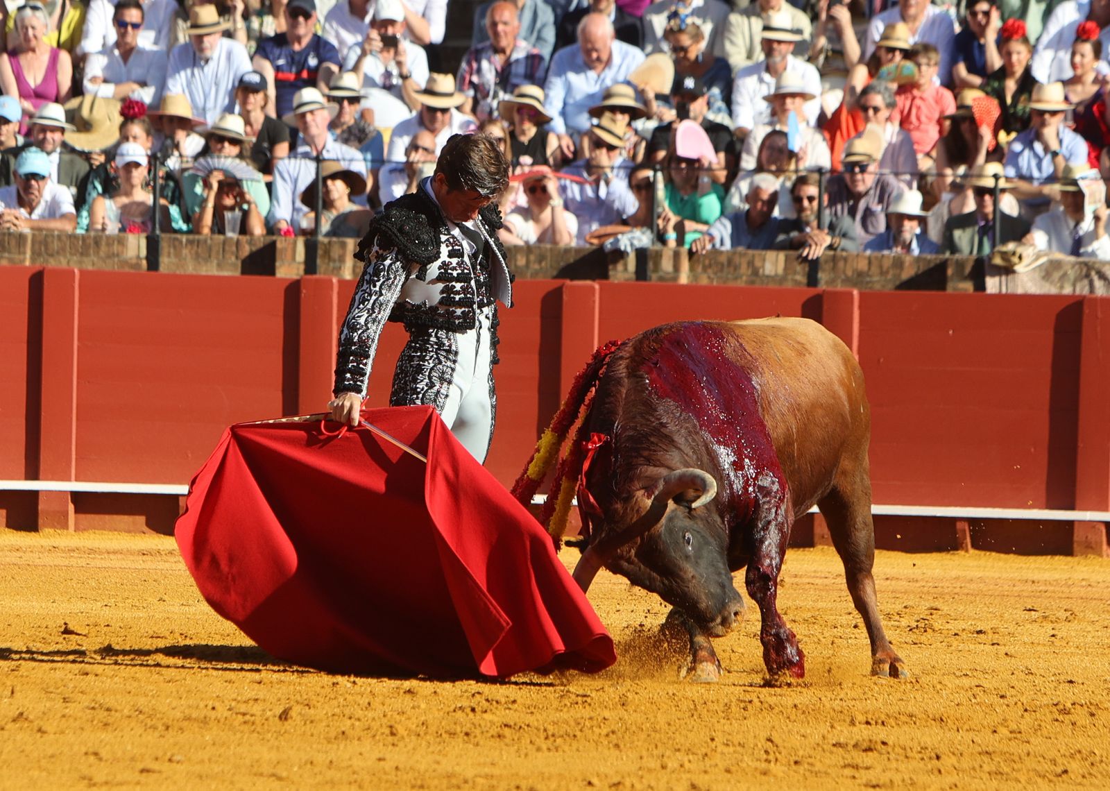 Imágenes de la corrida de toros en la Feria de Sevilla 2023 con El Juli, Alejandro Talavante y Tomás Rufo