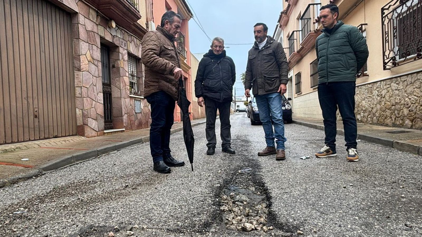 El PSOE de Jerez denuncia el estado de la calzada.