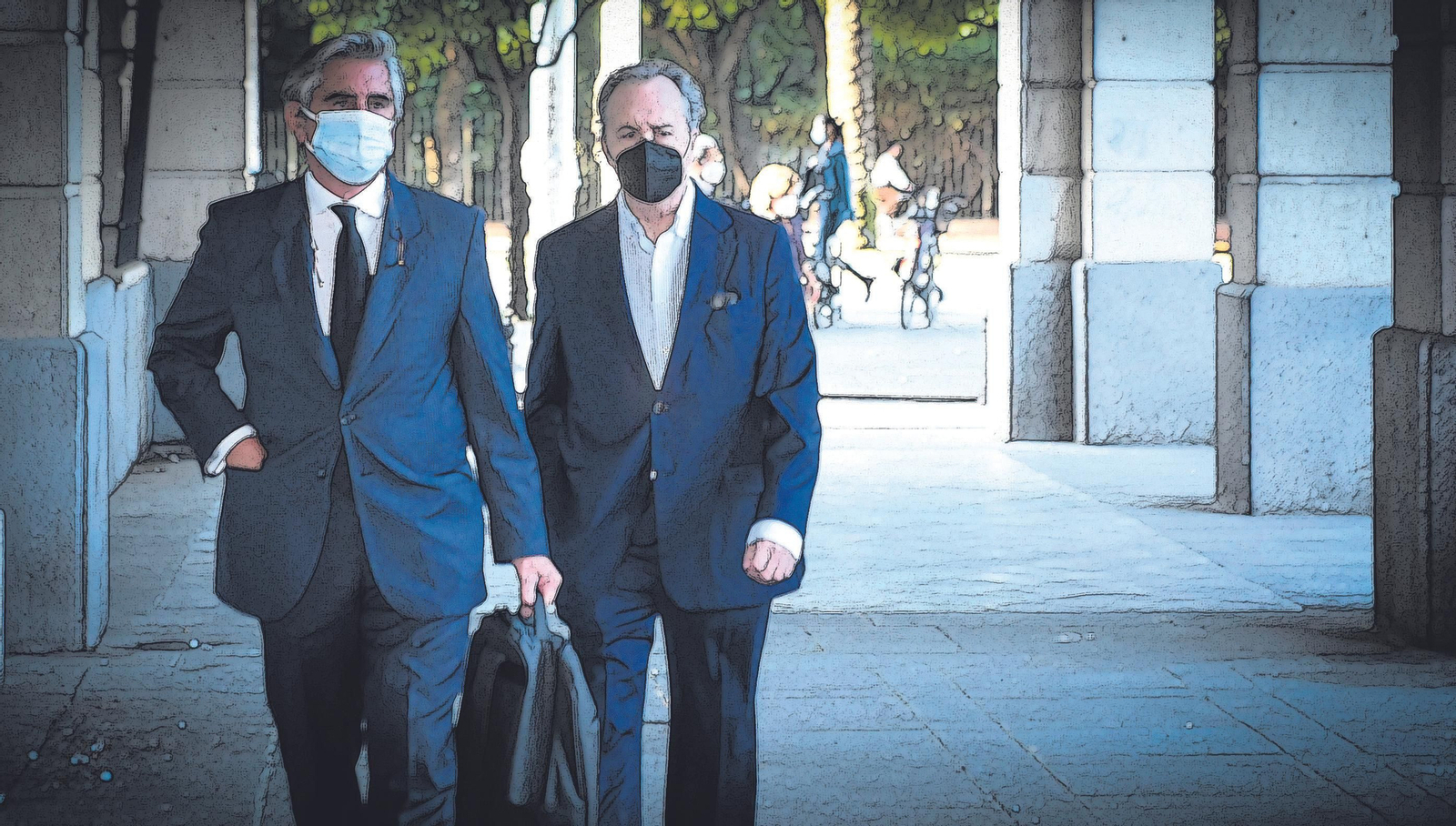 El ex presidente de Invercaria Tomás Pérez-Sauquillo, a la derecha, llega a la Audiencia con su abogado, Javier Vidal.