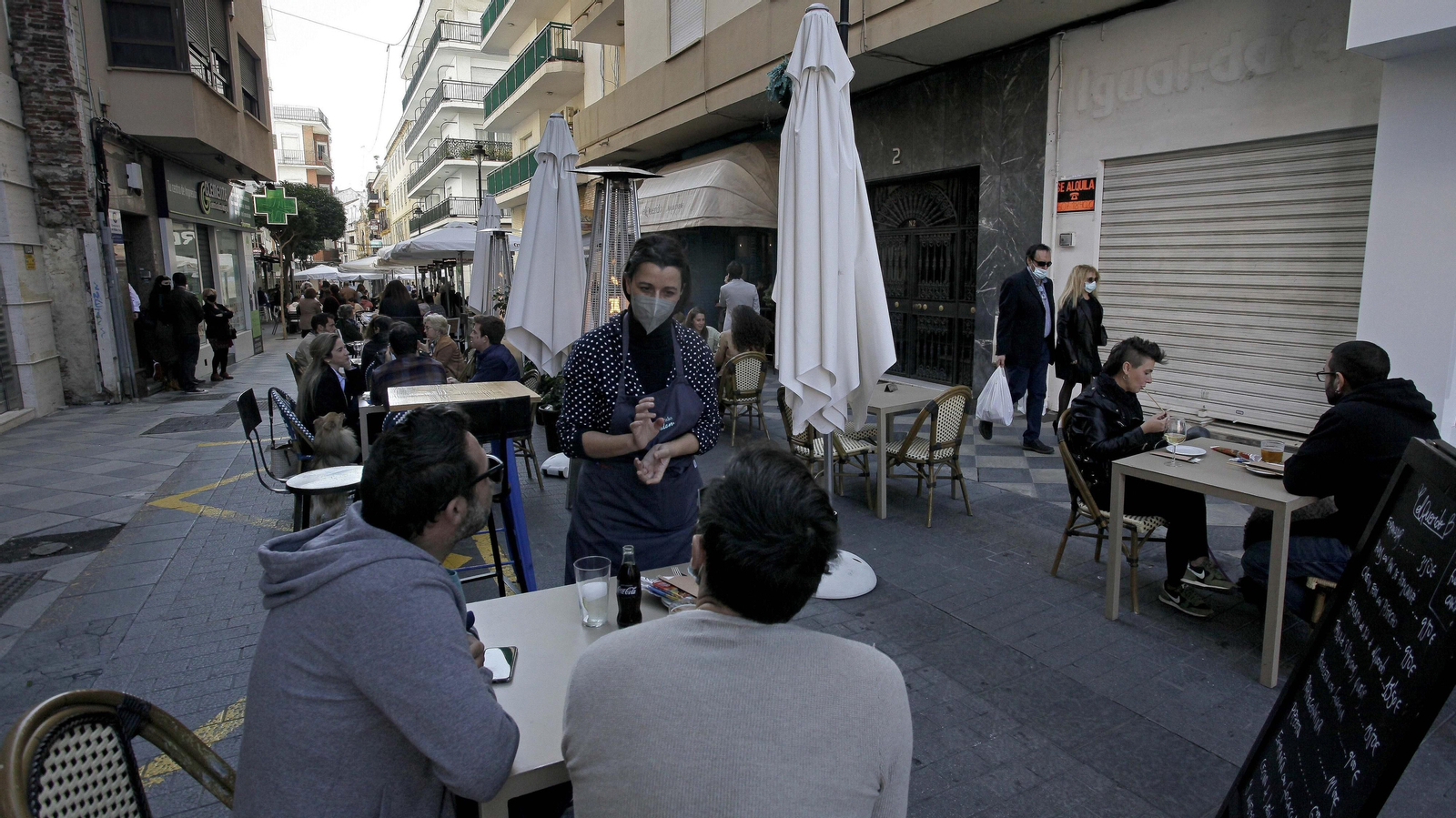 Ambiente en los bares y restaurantes de Algeciras en el fin de semana