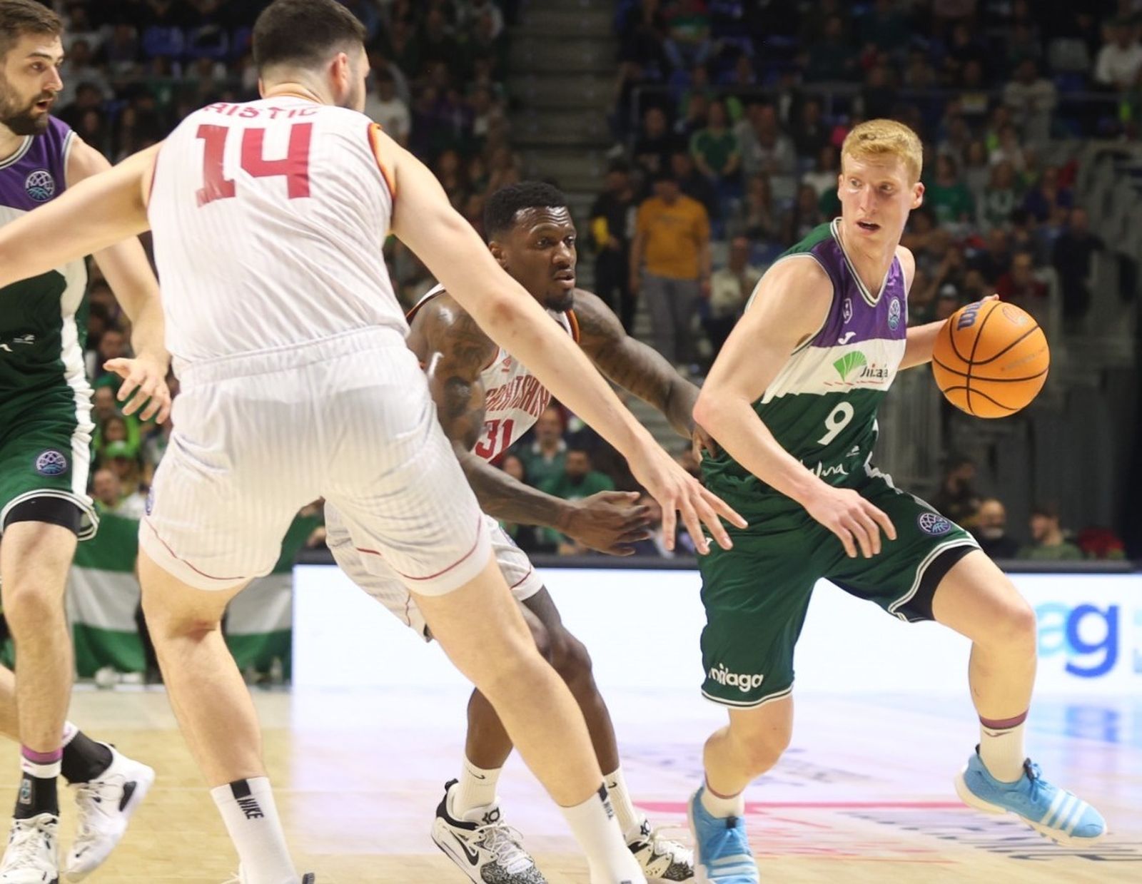 Alberto Díaz dirigiendo el ataque de Unicaja.