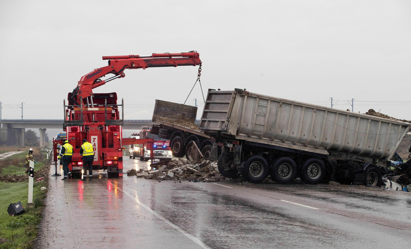 Operarios trabajan para liberar los carriles tras el accidente mortal de Zaragoza