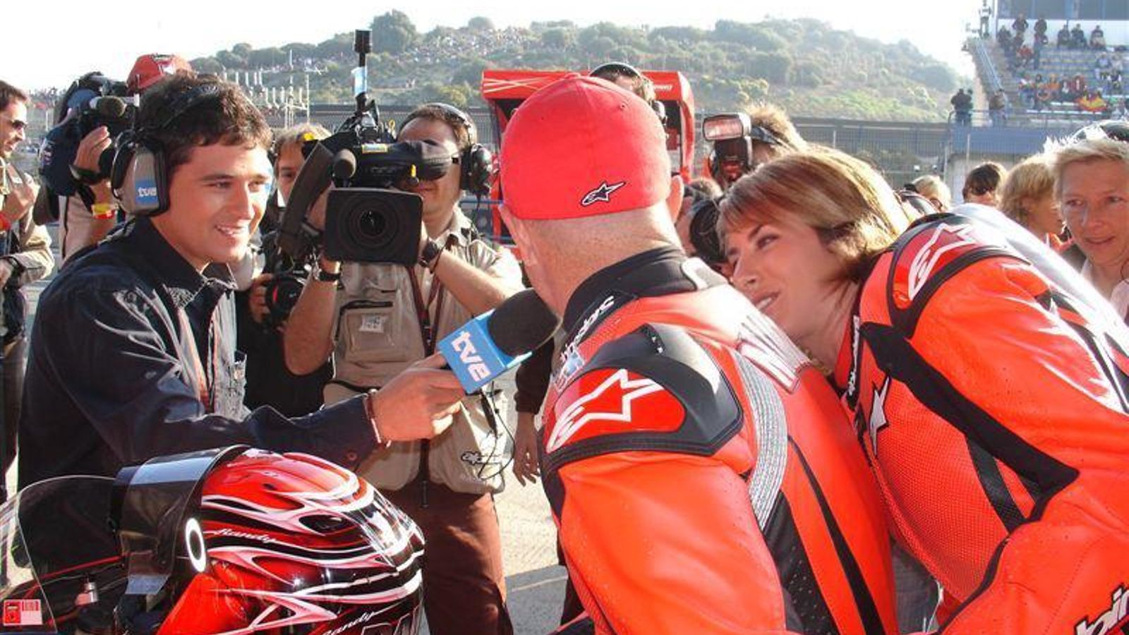 Ainhoa Arbizu en la Ducati Two Seater con Randy Mamola
