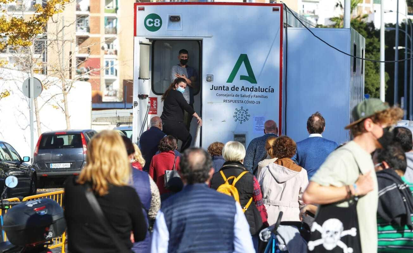 Usuarios esperando estos días para hacerse una PCR