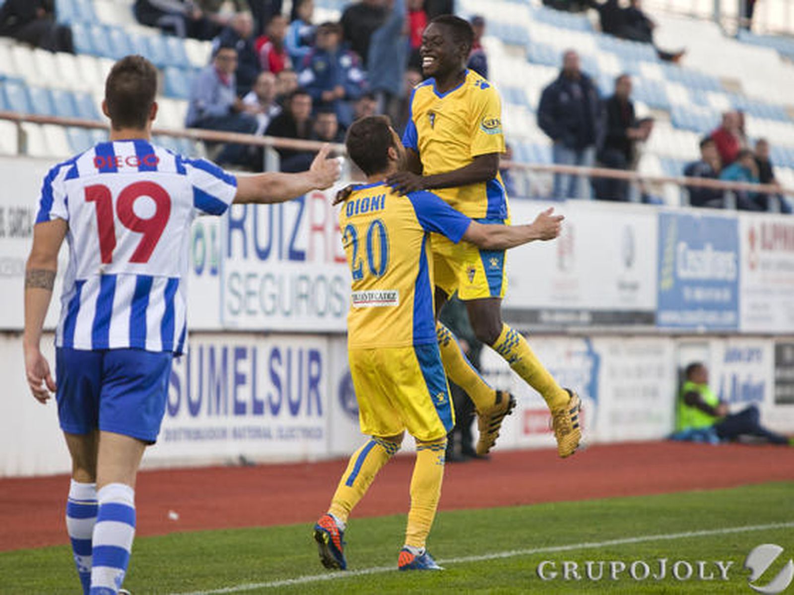 Moke felicita a Dioni tras el 1-3. 

Foto: Pascu Mendez (LOF)
