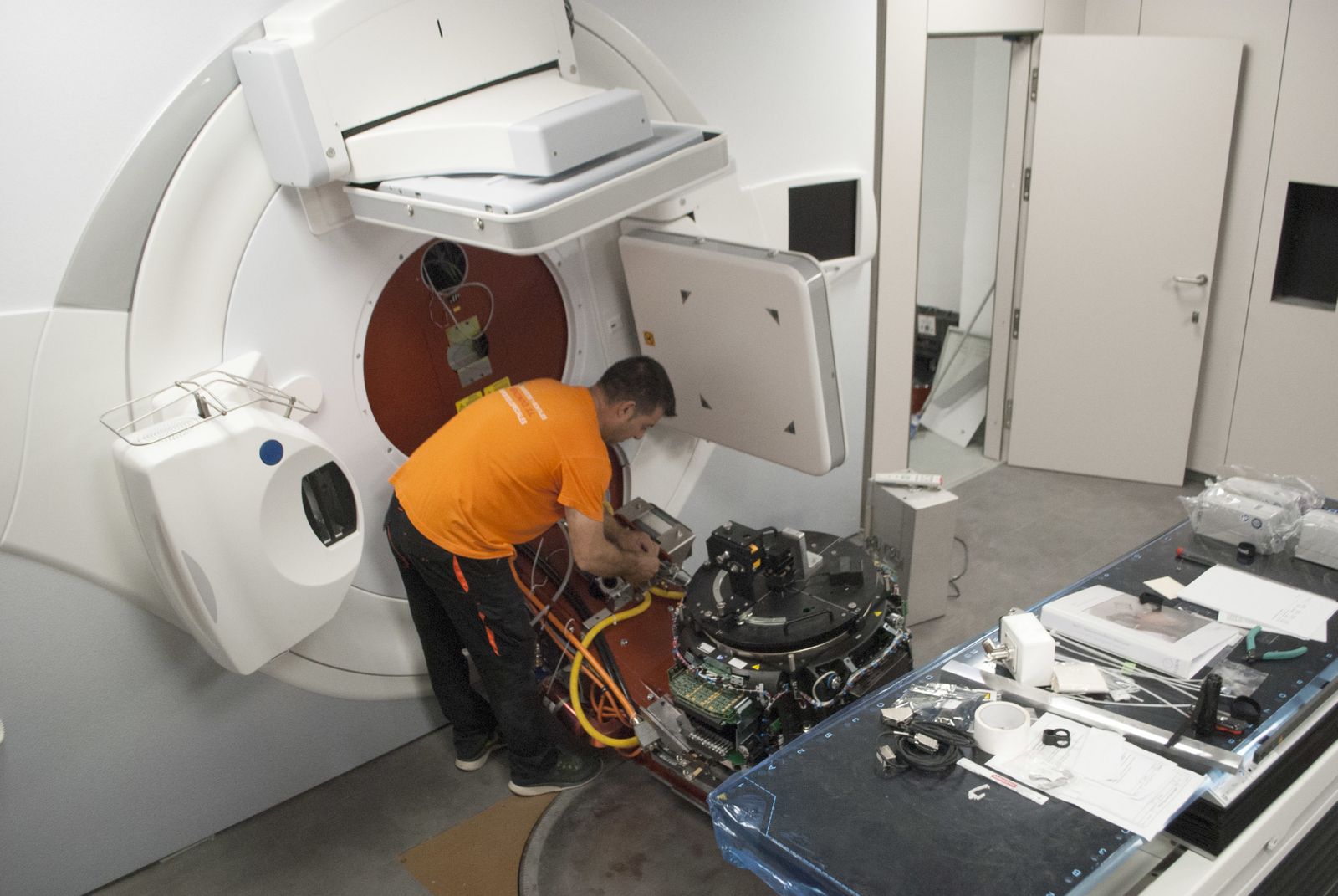 Un técnico durante las tareas de instalación del nuevo acelerador en el Macarena.
