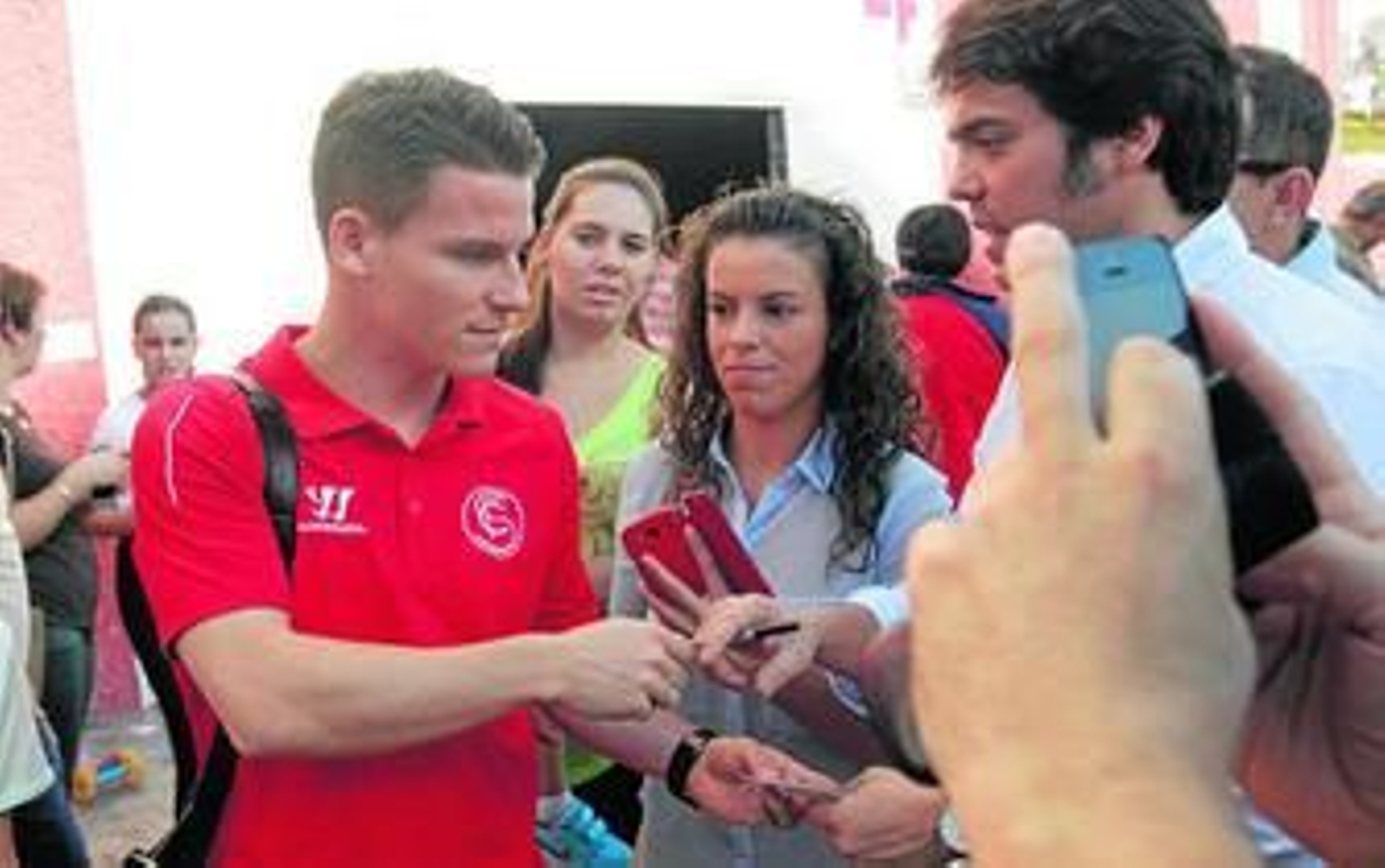 Kevin Gameiro firma autógrafos en los alrededores del Ramón Sánchez-Pizjuán en la tarde de ayer.
