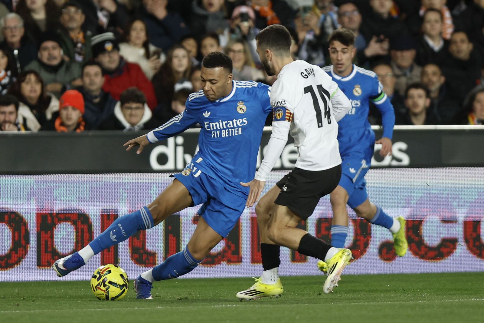 Mbappé intenta superar a Gayá.