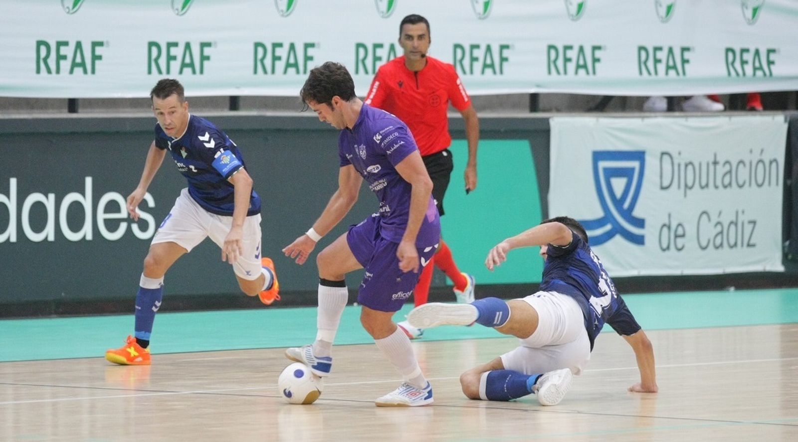 Pablo del Moral intenta evitar la entrada de Éric Perez.