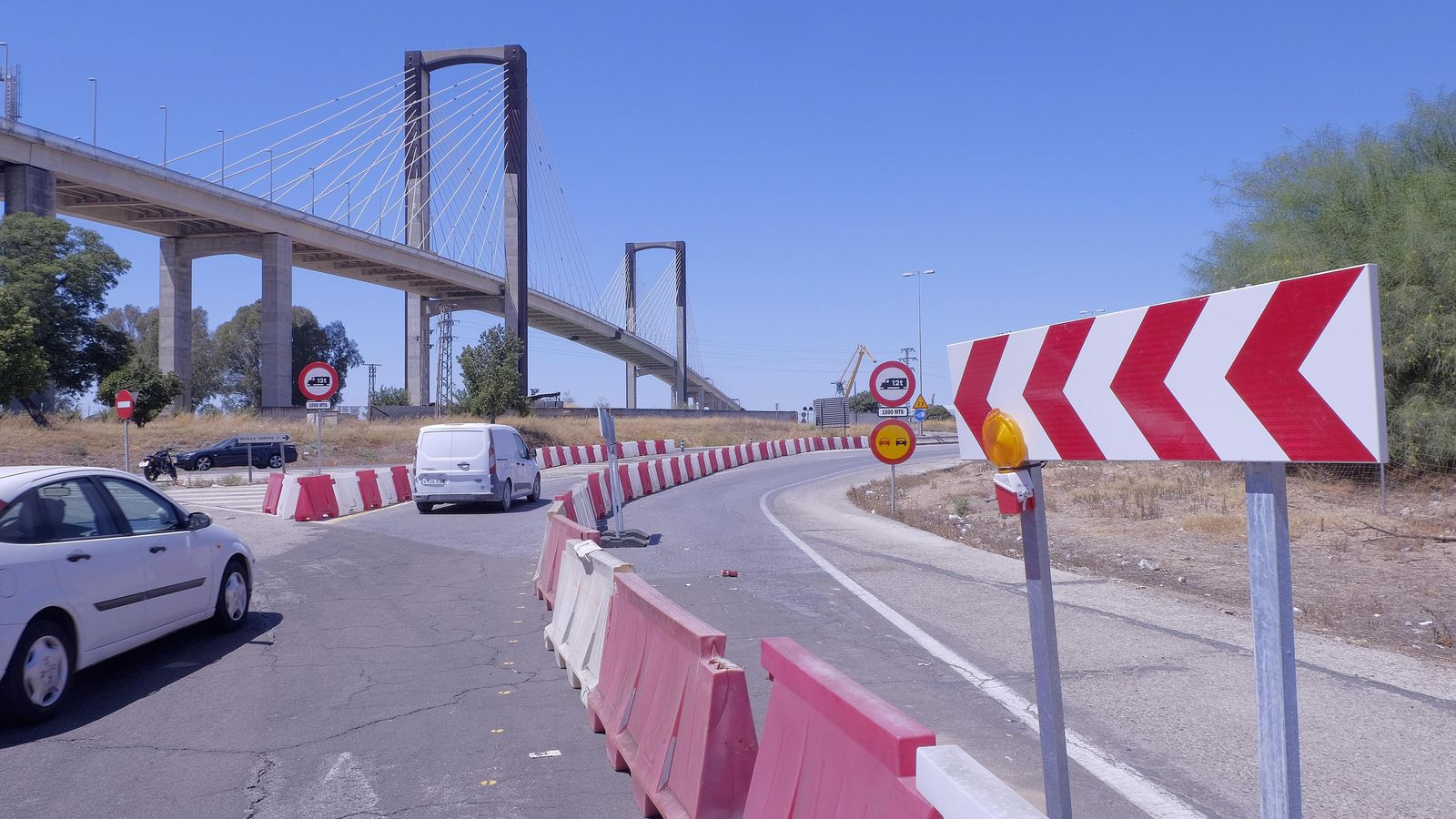 Corte parcial en la avenida de La Raza, ayer.
