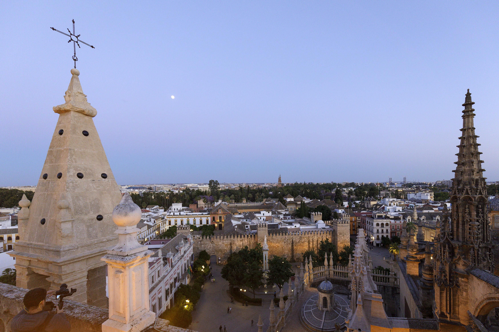 Recorrido de la visita por las cubiertas de la Catedral de Sevilla, al atardecer
