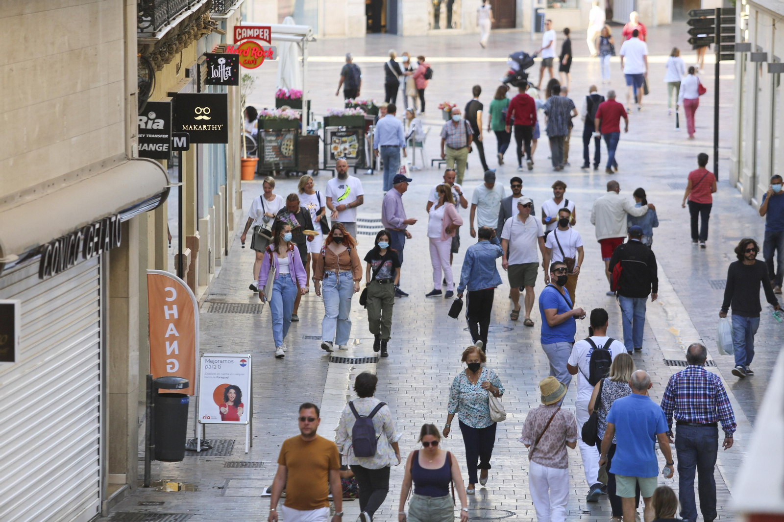 Viandantes en una calle del centro de Málaga capital.