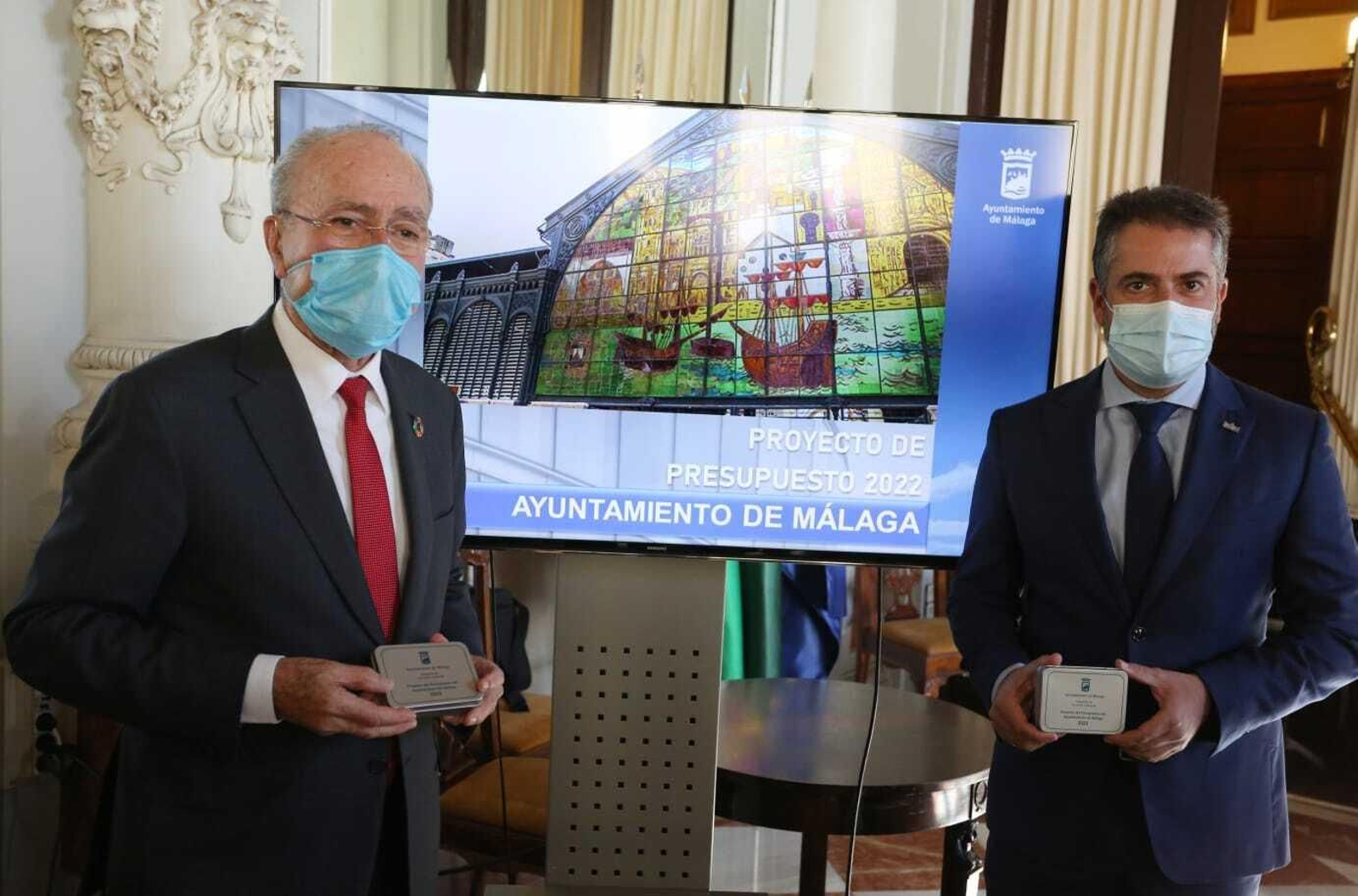 Francisco de la Torre y Carlos Conde, este lunes, en la presentación del proyecto de presupuesto del Ayuntamiento de Málaga para 2022.