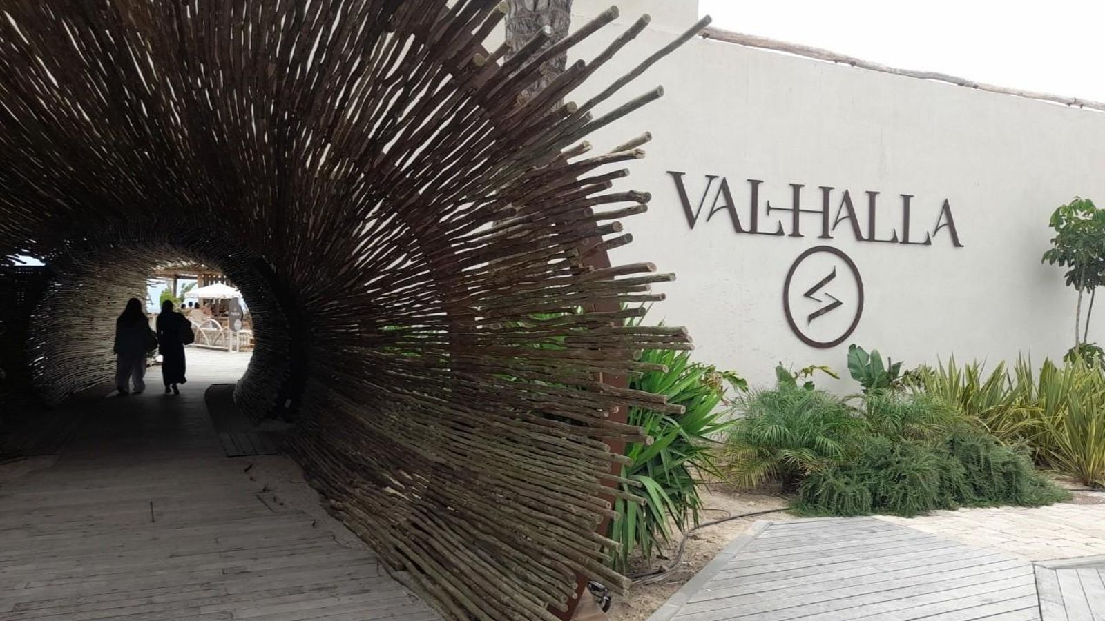 Entrada del beach club Valhalla, en El Palmar
