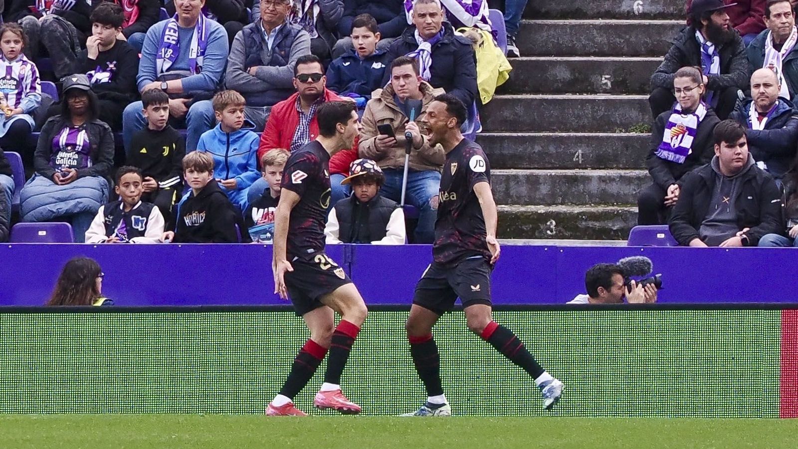 Juanlu y Sow celebran el 0-1 marcado por el canterano en el minuto 5.