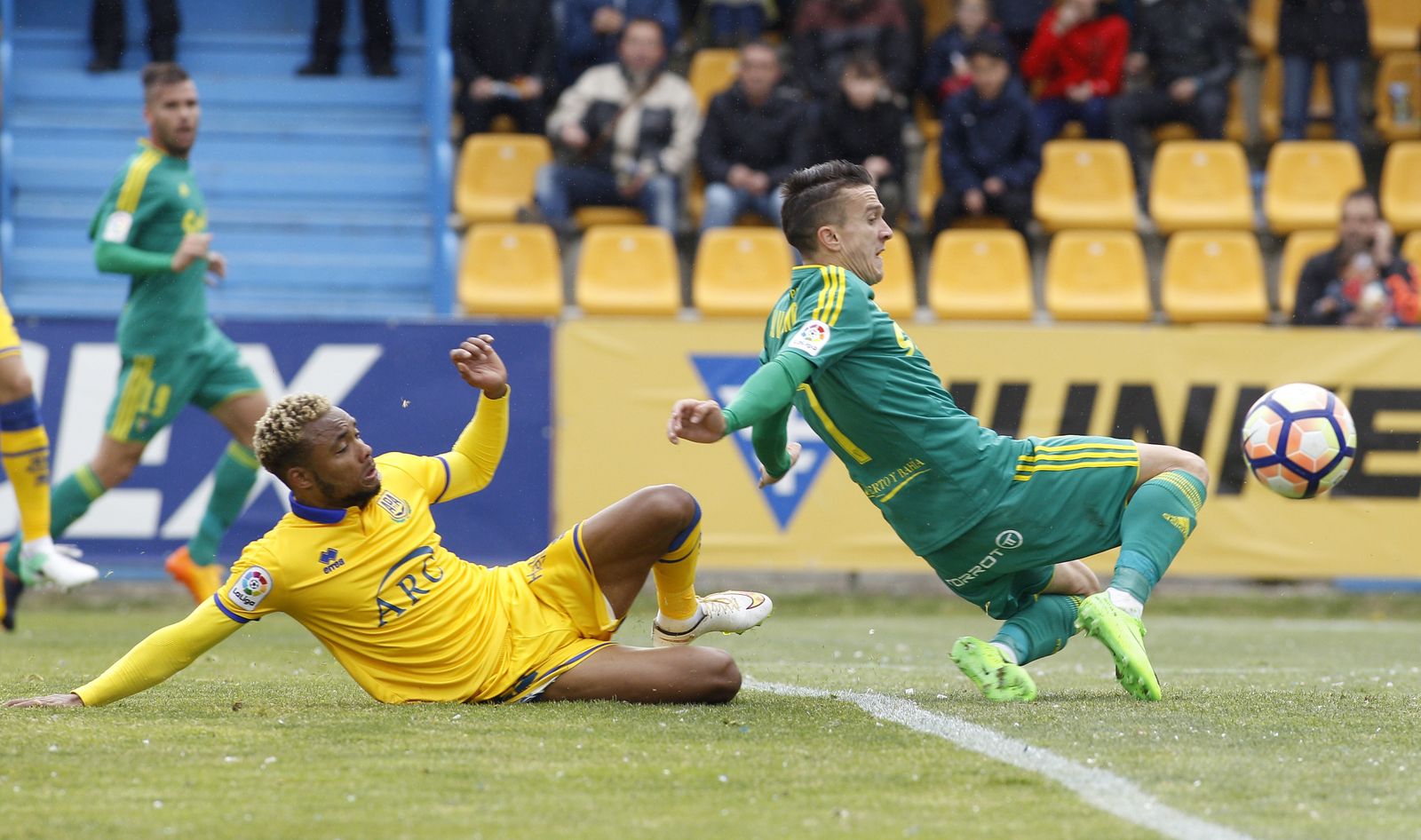 Salvi intenta el remate en el exitoso Alcorcón-Cádiz que acabó 0-2.