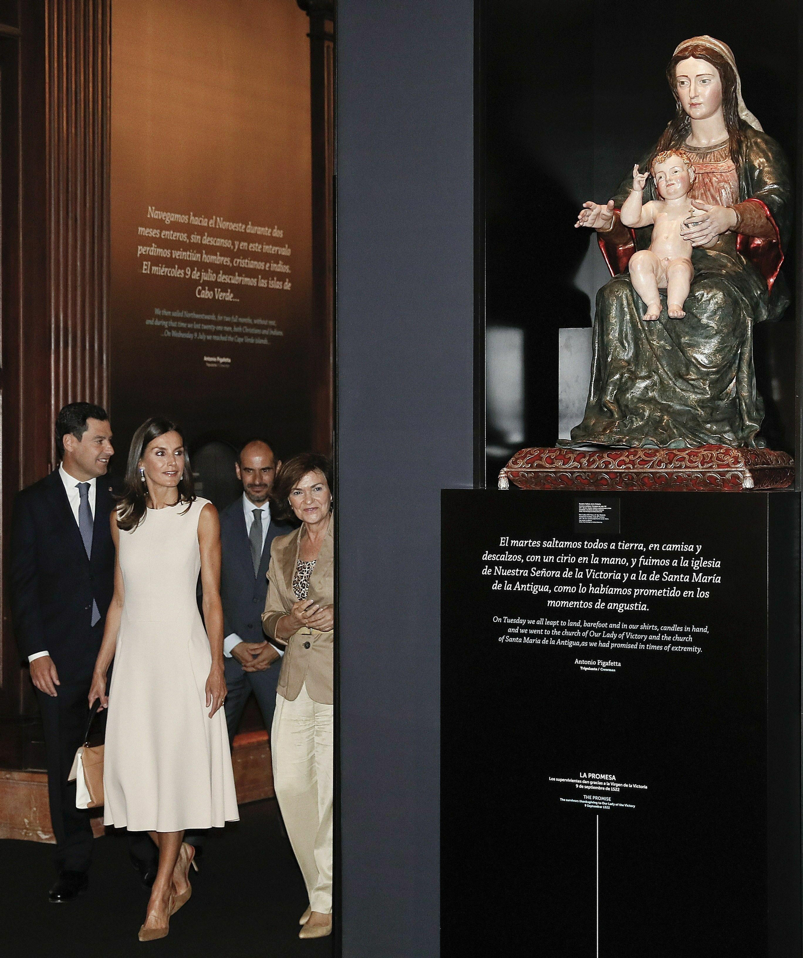 La reina Letizia contempla la Virgen de la Victoria de la iglesia trianera de Santa Ana.