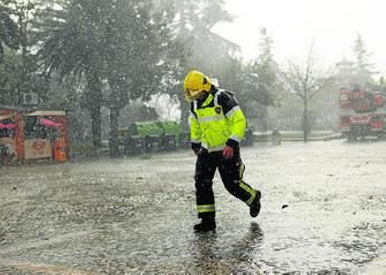 Un bombero durante una actuación por lluvias en Ronda en 2012.