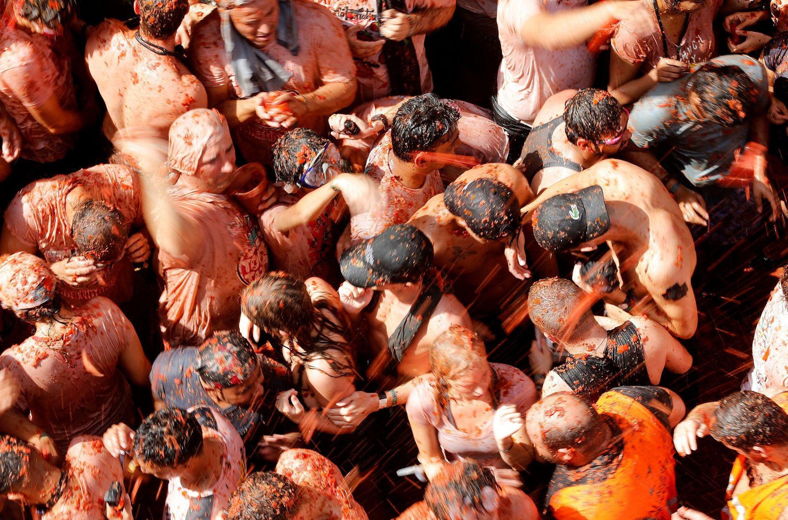 La Tomatina contra la violencia de género, en imágenes