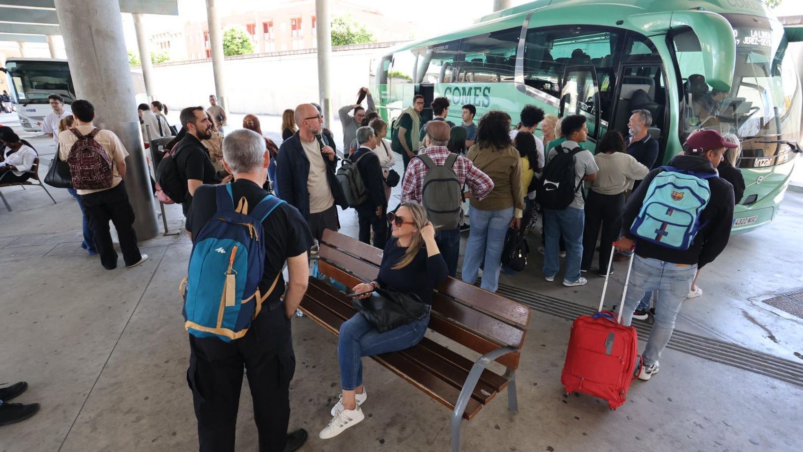 Colas en los autobuses ante la ausencia de trenes Colas en los autobuses ante la ausencia de trenes