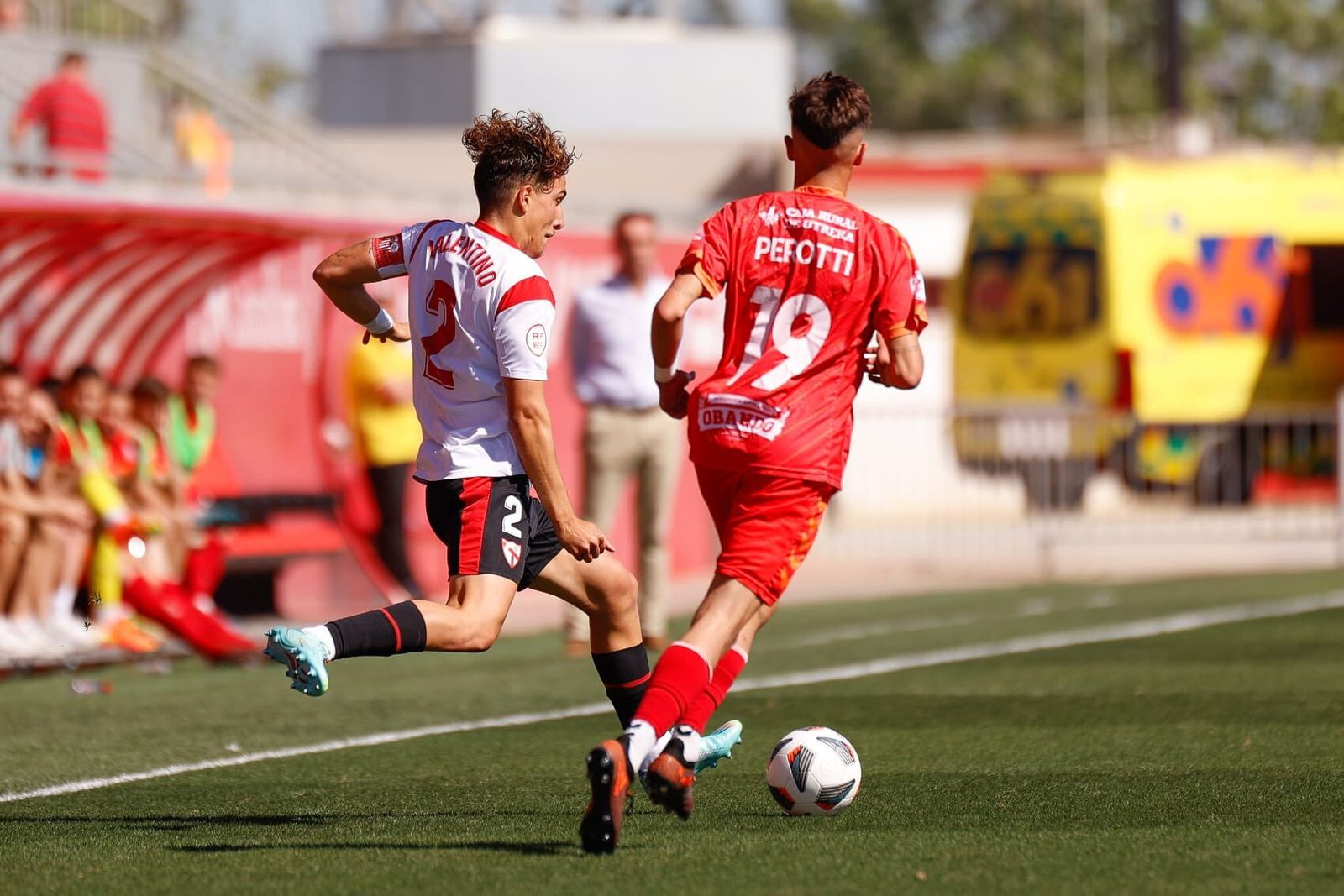 Valentino, autor del primer gol sevillista, golpea el balón ante Perotti.