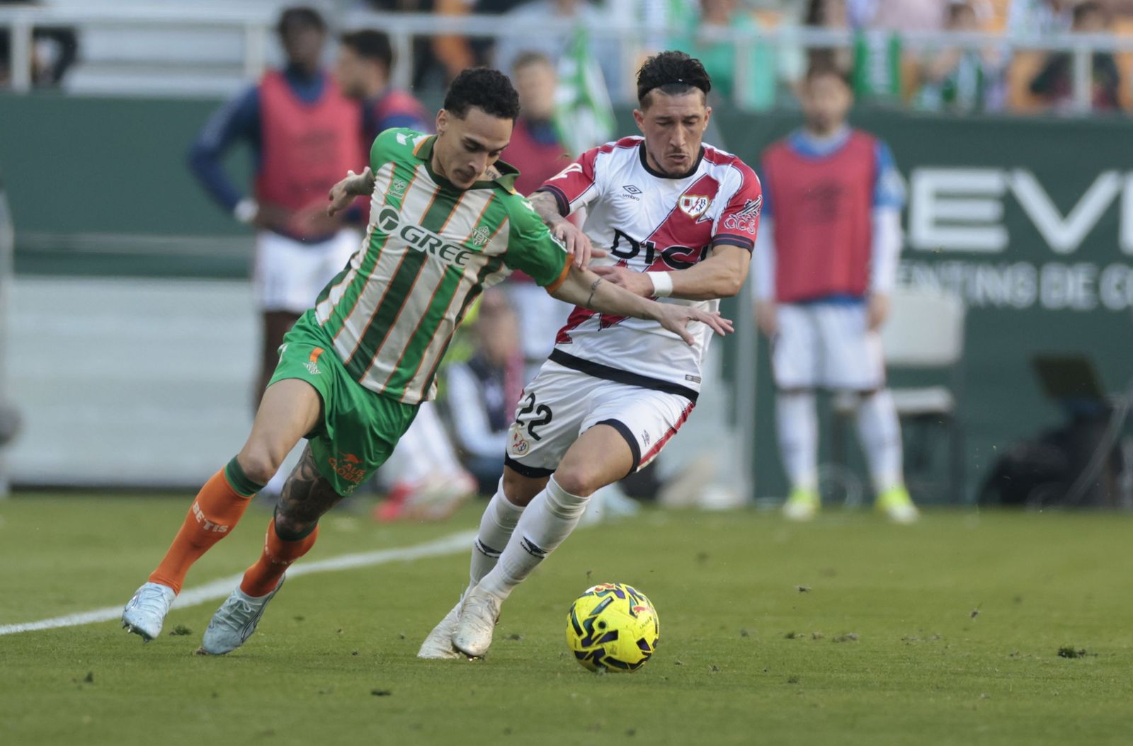 Antoni trata de superar al Pacha Espino.