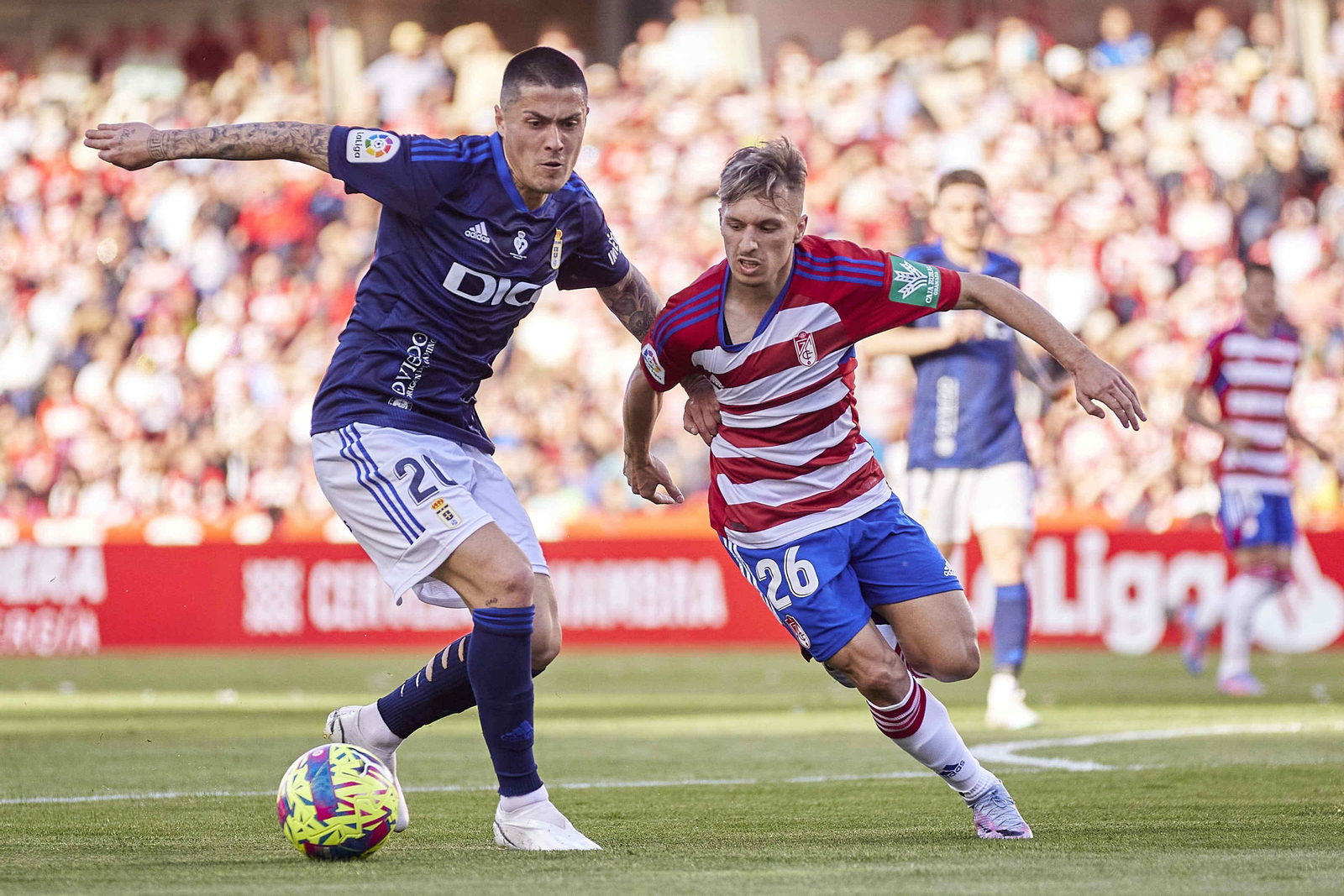 Bryan trata de superar a un rival.