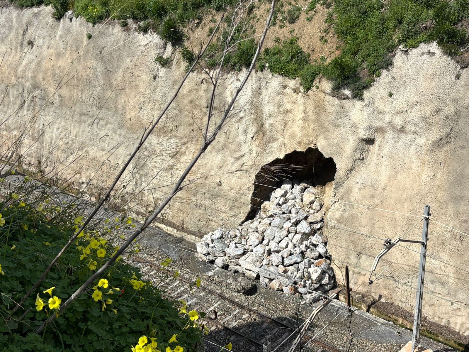 Solución provisional tras el desprendimiento de parte de un muro junto al Cercanías de Benalmádena.