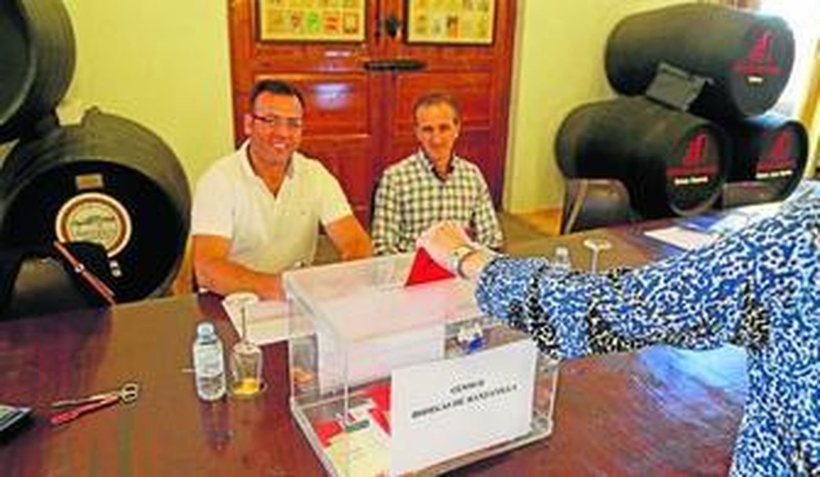 Una mujer vota ayer en la sede del Consejo Regulador del Vino.