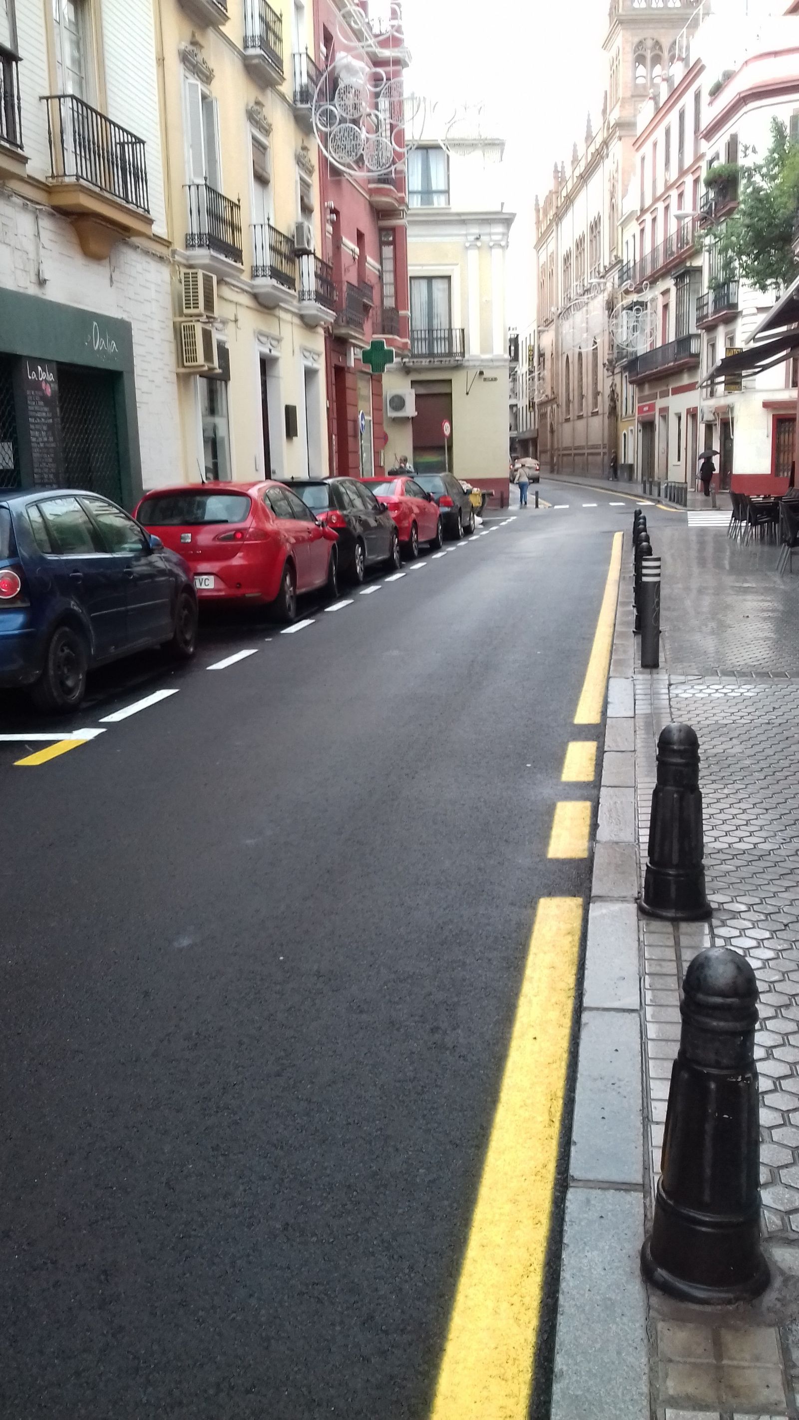 Urbanismo repavimenta la calzada de la céntrica calle Trajano