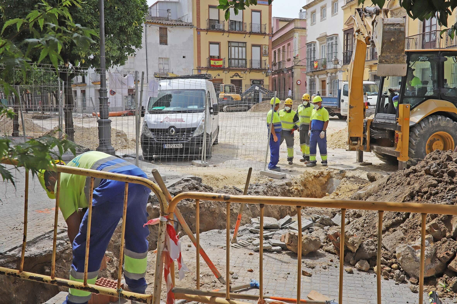 Trabajadores de la empresa adjudicataria del proyecto de Esteve y su entorno seguían con las obras hoy en la calle Corredera.
